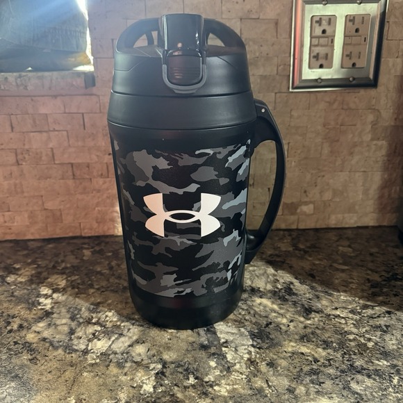 Under Armour Other - Under Armour Playmaker 64oz Water Jug Gray Camo Insulated Bottle